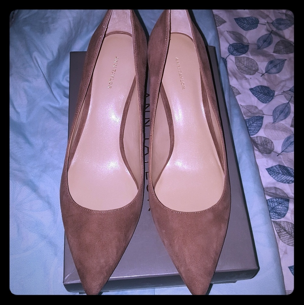 Ann Taylor Suede  Pump